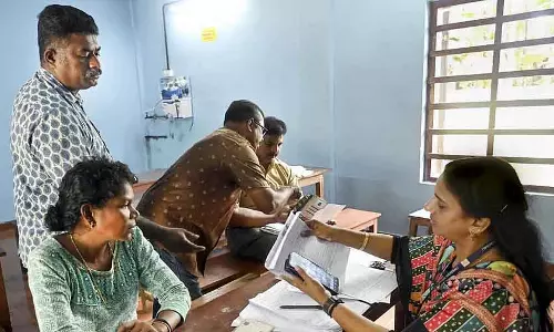 चुनाव आयोग ने CEO के ऑफिस में BLO के विरोध पर कोलकाता पुलिस से रिपोर्ट मांगी