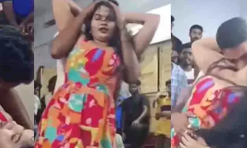 नाबालिगों के सामने अश्लील लोक नृत्य वायरल, पुलिस कांस्टेबल निलंबित नाबालिगों के सामने अश्लील लोक नृत्य वायरल, पुलिस कांस्टेबल निलंबित