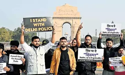 क्लीन-एयर प्रोटेस्ट के बाद इंडिया गेट पर Delhi Police समर्थकों की रैली, कई गिरफ्तारियां क्लीन-एयर प्रोटेस्ट के बाद इंडिया गेट पर Delhi Police समर्थकों की रैली, कई गिरफ्तारियां
