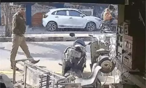 Ambala: CCTV में कैद हुई अंबाला SHO की दुकान तोड़ने की घटना Ambala: CCTV में कैद हुई अंबाला SHO की दुकान तोड़ने की घटना