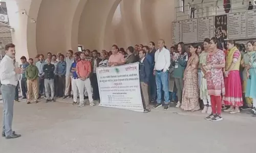 इन्द्रावती भवन के कर्मचारियों ने किया प्रदर्शन