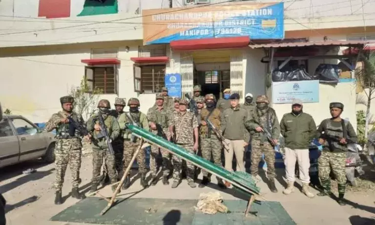 Manipur में KCP-PWG कैडर गिरफ्तार, हथियारों का जखीरा जब्त Manipur में KCP-PWG कैडर गिरफ्तार, हथियारों का जखीरा जब्त