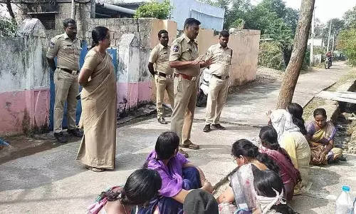 Somagudem में गर्लफ्रेंड ने अपने बॉयफ्रेंड पर धोखा देने का आरोप लगाते हुए धरना दिया