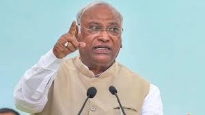 मल्लिकार्जुन खड़गे ने संविधान दिवस पर जताई चिंता