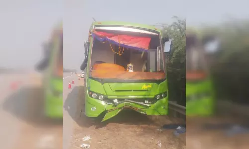 एक्सप्रेसवे पर हादसा: बाल-बाल बचे यात्री, जानें कहां जा रही थी बस?