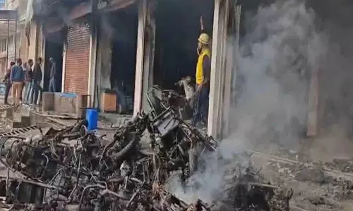 Electric गाड़ी के शोरूम में आग लगने से बाइकें जलकर राख हो गईं Electric गाड़ी के शोरूम में आग लगने से बाइकें जलकर राख हो गईं