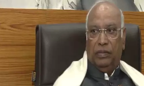 कर्नाटक CM पद पर अटकलों पर खड़गे बोले, मुद्दे जल्द सुलझ जाएंगे कर्नाटक CM पद पर अटकलों पर खड़गे बोले, मुद्दे जल्द सुलझ जाएंगे
