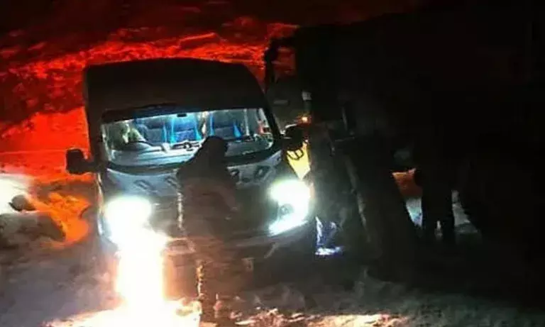 Arunachal: तवांग में बर्फबारी में फंसी गाड़ी के बाद आठ बुज़ुर्ग टूरिस्ट को बचाया गया