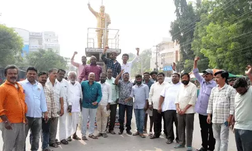 हमें संविधान की भावना के अनुरूप देश के विकास के लिए काम करना चाहिए