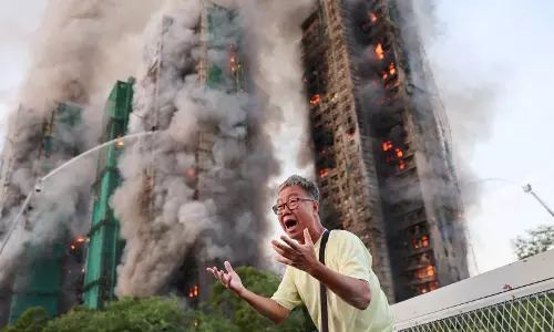Hong Kong की ऊंची इमारत में भीषण आग, चार लोगों की मौत, तीन घायल