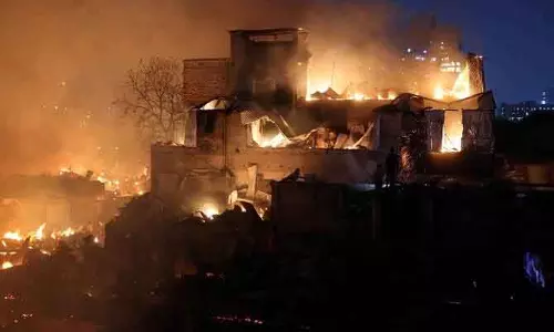 Dhaka की कोरेल झुग्गी में भीषण आग, 1,500 झुग्गियां राख, हज़ारों बेघर