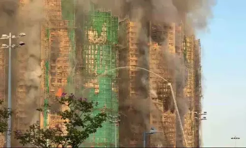 Apartment में आग लग गई.. बारह की मौत.. सैकड़ों लोग अंदर Apartment में आग लग गई.. बारह की मौत.. सैकड़ों लोग अंदर