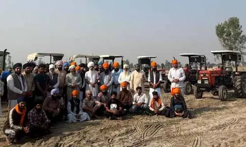 Tarn Taran में बाढ़ प्रभावित किसान गेहूं की फसल नहीं बो पाए, खेत अभी भी गाद में दबे हुए हैं