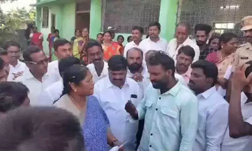 BC कोटे को लेकर कांग्रेस कार्यकर्ताओं ने मंत्री सीताक्का का सामना किया