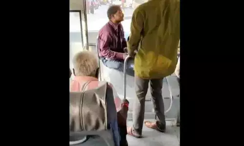 तेलंगाना: कांग्रेस विधायक के रिश्तेदारों पर RTC स्टाफ से मारपीट का आरोप तेलंगाना: कांग्रेस विधायक के रिश्तेदारों पर RTC स्टाफ से मारपीट का आरोप