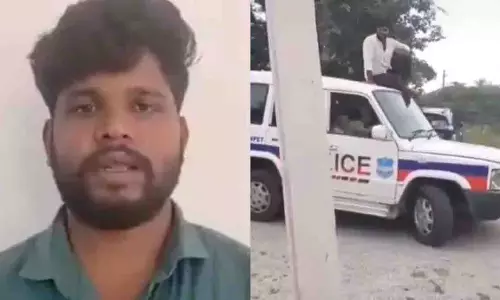 Telangana: पुलिस वाहनों पर रील बनाने वाले युवक ने मांगी माफी Telangana: पुलिस वाहनों पर रील बनाने वाले युवक ने मांगी माफी