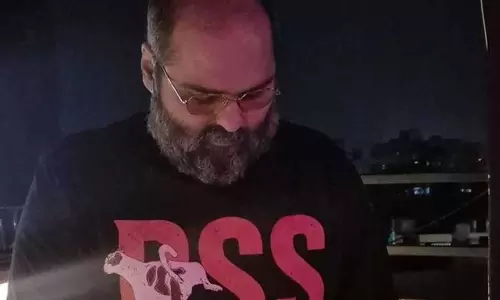 RSS टी-शर्ट विवाद में घिरे कॉमेडियन कुणाल कामरा, बेबाक बोल फिर पड़ा महंगा RSS टी-शर्ट विवाद में घिरे कॉमेडियन कुणाल कामरा, बेबाक बोल फिर पड़ा महंगा