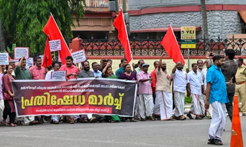 Kerala ने केंद्र के लेबर कोड के खिलाफ इमरजेंसी मीटिंग बुलाई Kerala ने केंद्र के लेबर कोड के खिलाफ इमरजेंसी मीटिंग बुलाई