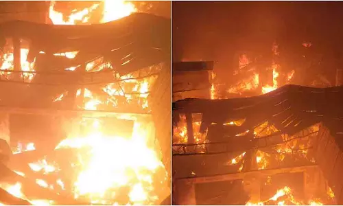 Bhiwandi: राजलक्ष्मी कंपाउंड में भीषण आग से 10 गारमेंट गोदाम जलकर खाक Bhiwandi: राजलक्ष्मी कंपाउंड में भीषण आग से 10 गारमेंट गोदाम जलकर खाक
