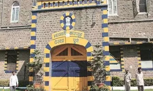 सहकर्मी पर पत्थर फेंकने के आरोप में Police Officer सस्पेंड, कहा कमिश्नर से नहीं डरता सहकर्मी पर पत्थर फेंकने के आरोप में Police Officer सस्पेंड, कहा कमिश्नर से नहीं डरता
