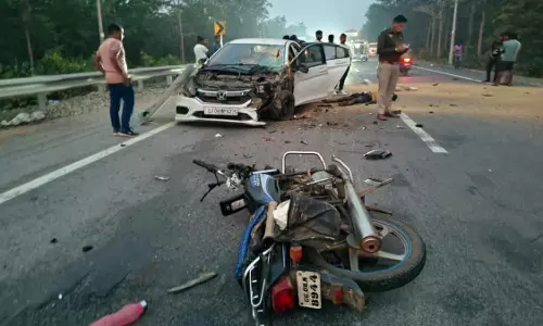 NH 930 पर कार और दो बाइक की भिड़ंत, तीन की हालत गंभीर NH 930 पर कार और दो बाइक की भिड़ंत, तीन की हालत गंभीर