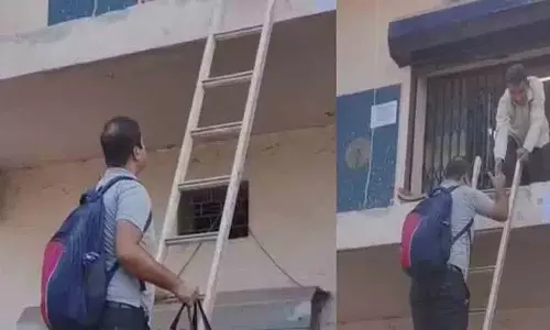 अतिक्रमण अभियान में सीढ़ियां तोड़ी गईं.. bank customers वहां कैसे पहुंचे? अतिक्रमण अभियान में सीढ़ियां तोड़ी गईं.. bank customers वहां कैसे पहुंचे?