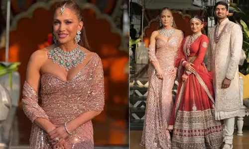 Udaipur में नेत्रा-वाम्सी की रॉयल शादी, JLo ने गोल्ड साड़ी में चुराई लाइमलाइट Udaipur में नेत्रा-वाम्सी की रॉयल शादी, JLo ने गोल्ड साड़ी में चुराई लाइमलाइट