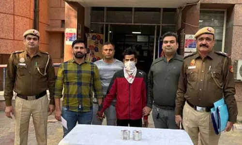 कुख्यात ड्रग तस्कर को किया गिरफ्तार, हेरोइन और कैश बरामद कुख्यात ड्रग तस्कर को किया गिरफ्तार, हेरोइन और कैश बरामद