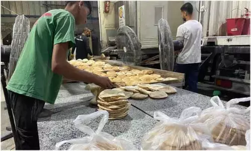 Jordanian की मोबाइल बेकरी ने गाजा में जनवरी से बनाई 1.17 करोड़ रोटियां, राहत पहुंचाने में मदद Jordanian की मोबाइल बेकरी ने गाजा में जनवरी से बनाई 1.17 करोड़ रोटियां, राहत पहुंचाने में मदद