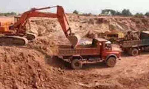 UP: ओवरलोडिंग रैकेट में दो अधिकारियों की ज़मानत खारिज, जांच जारी