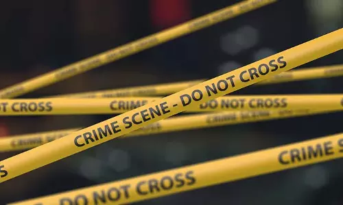 दरवाज़ा बंद होने पर पत्नी को पीट-पीटकर मार डाला, पड़ोसी मदद के लिए दौड़े