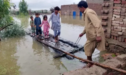 जलवायु परिवर्तन और कमजोर इंफ्रास्ट्रक्चर से पाकिस्तान में मानवीय संकट जलवायु परिवर्तन और कमजोर इंफ्रास्ट्रक्चर से पाकिस्तान में मानवीय संकट