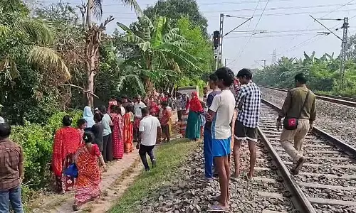 Railway Tracks पर हेडफ़ोन लगाकर बैठने से किशोर की मौत