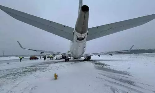 Warsaw से आया LOT का विमान विलनियस एयरपोर्ट पर टैक्सीवे से भटका, यात्री सुरक्षित Warsaw से आया LOT का विमान विलनियस एयरपोर्ट पर टैक्सीवे से भटका, यात्री सुरक्षित