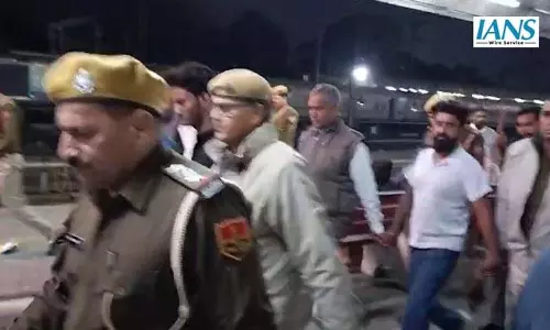 दादर एक्सप्रेस में बम की धमकी, तीन संदिग्ध हिरासत में दादर एक्सप्रेस में बम की धमकी, तीन संदिग्ध हिरासत में