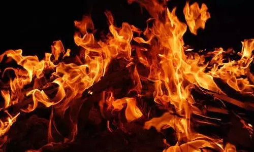 आग में बच्चों के चावल, दालें और पढ़ाई का सामान जलकर खाक हो गया आग में बच्चों के चावल, दालें और पढ़ाई का सामान जलकर खाक हो गया