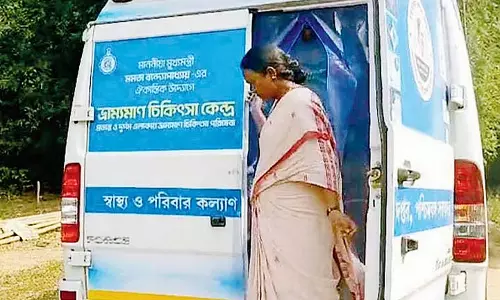 स्थानीय लोग तेज़ी से mobile medical camp की ओर आ रहे स्थानीय लोग तेज़ी से mobile medical camp की ओर आ रहे