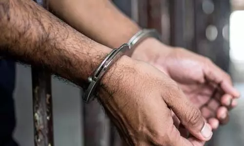 भारत-बांग्लादेश सीमा पर BSF ने की बड़ी मात्रा में सोना जब्त, दो गिरफ्तार भारत-बांग्लादेश सीमा पर BSF ने की बड़ी मात्रा में सोना जब्त, दो गिरफ्तार