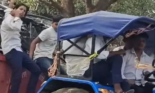 स्कूल में साइकिल वितरण के दौरान बच्चों को ट्रैक्टर चलाने पर विवाद
