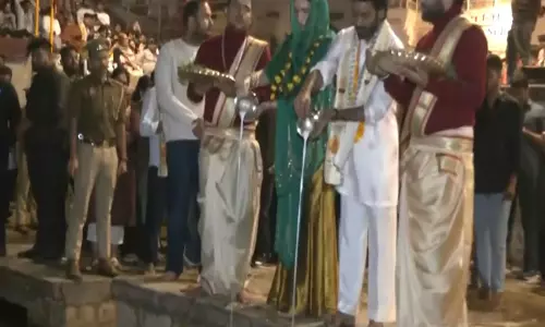 बनारस से हमारा खास रिश्ता है: धनुष और कृति सनोन ने Varanasi में की गंगा आरती