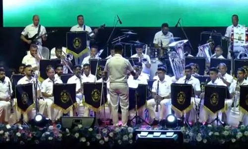 नौसेना दिवस से पहले तिरुवनंतपुरम में बैंड संगीत कार्यक्रम का आयोजन, दर्शक हुए मंत्रमुग्ध नौसेना दिवस से पहले तिरुवनंतपुरम में बैंड संगीत कार्यक्रम का आयोजन, दर्शक हुए मंत्रमुग्ध