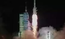 Science: अंतरिक्ष में 3 जिंदगियां कैद, स्पेस मलबे ने तोड़ी वापसी की उम्मीद Science: अंतरिक्ष में 3 जिंदगियां कैद, स्पेस मलबे ने तोड़ी वापसी की उम्मीद