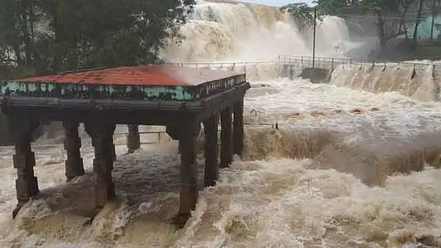 Tamil Nadu : थिरपराप्पु झरने में चौथे दिन भी नहाने पर रोक Tamil Nadu : थिरपराप्पु झरने में चौथे दिन भी नहाने पर रोक