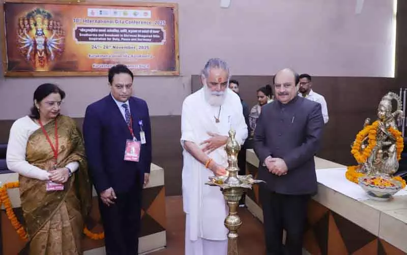 गीता की शिक्षाएँ वैश्विक सद्भाव की कुंजी: Kurukshetra विश्वविद्यालय में विद्वान गीता की शिक्षाएँ वैश्विक सद्भाव की कुंजी: Kurukshetra विश्वविद्यालय में विद्वान