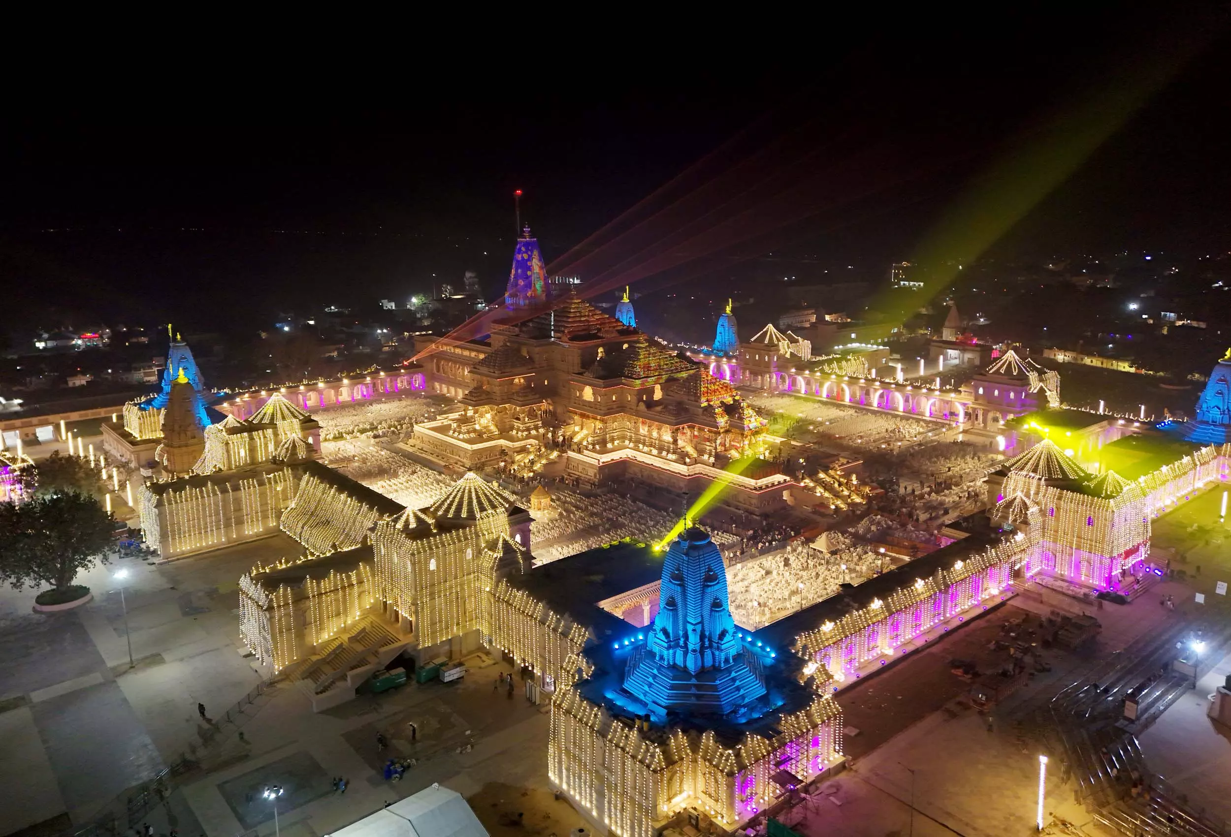 Ayodhya: श्रीराम मंदिर शिखर पर ध्वजारोहण का ऐतिहासिक पल Ayodhya: श्रीराम मंदिर शिखर पर ध्वजारोहण का ऐतिहासिक पल