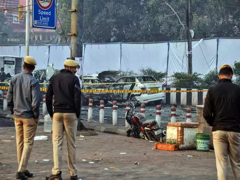 Delhi Blast: NIA आरोपी डॉ. मुजम्मिल को पहचान के लिए अल फलाह यूनिवर्सिटी लाई Delhi Blast: NIA आरोपी डॉ. मुजम्मिल को पहचान के लिए अल फलाह यूनिवर्सिटी लाई
