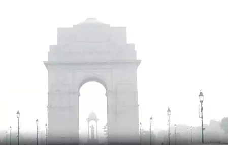दिल्ली-एनसीआर में छाया कोहरा, हवा की गुणवत्ता बहुत खराब श्रेणी में पहुंची दिल्ली-एनसीआर में छाया कोहरा, हवा की गुणवत्ता बहुत खराब श्रेणी में पहुंची