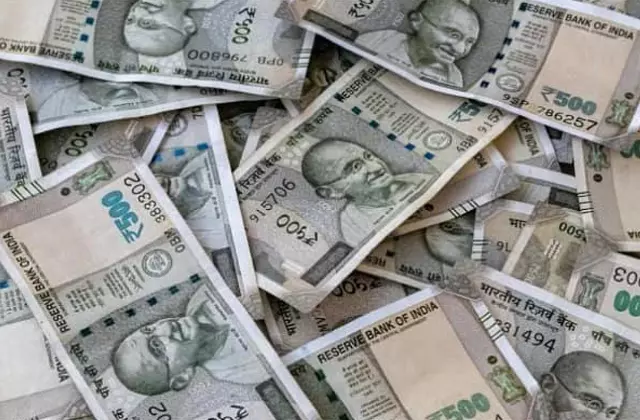 Gurdaspur: पंजाब में छोटे नोटों का खेल, बैंकों में लगी लंबी कतारें Gurdaspur: पंजाब में छोटे नोटों का खेल, बैंकों में लगी लंबी कतारें