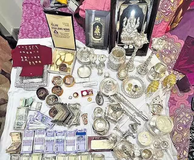लोकायुक्त पुलिस ने पूरे राज्य में छापे मारे: 35.31 करोड़ की अवैध संपत्ति मिली लोकायुक्त पुलिस ने पूरे राज्य में छापे मारे: 35.31 करोड़ की अवैध संपत्ति मिली