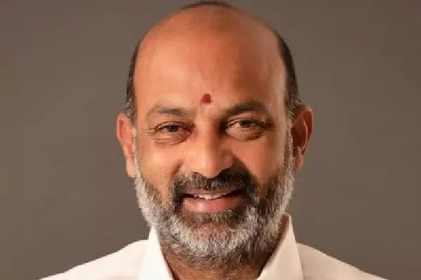 BJP समर्थक गांवों के लिए बंदी संजय की 10 लाख रुपये सहायता योजना BJP समर्थक गांवों के लिए बंदी संजय की 10 लाख रुपये सहायता योजना
